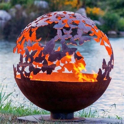 Sfera di fuoco con ali di farfalla, in acciaio corten