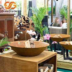 Braciere da esterno in acciaio corten con deposito di legna