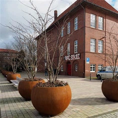 Vaso da fiori in acciaio corten. Vaso da fiori